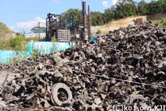 枝下タイヤ野積み
